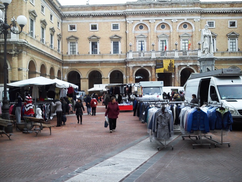 mercato in piazza Leopardi