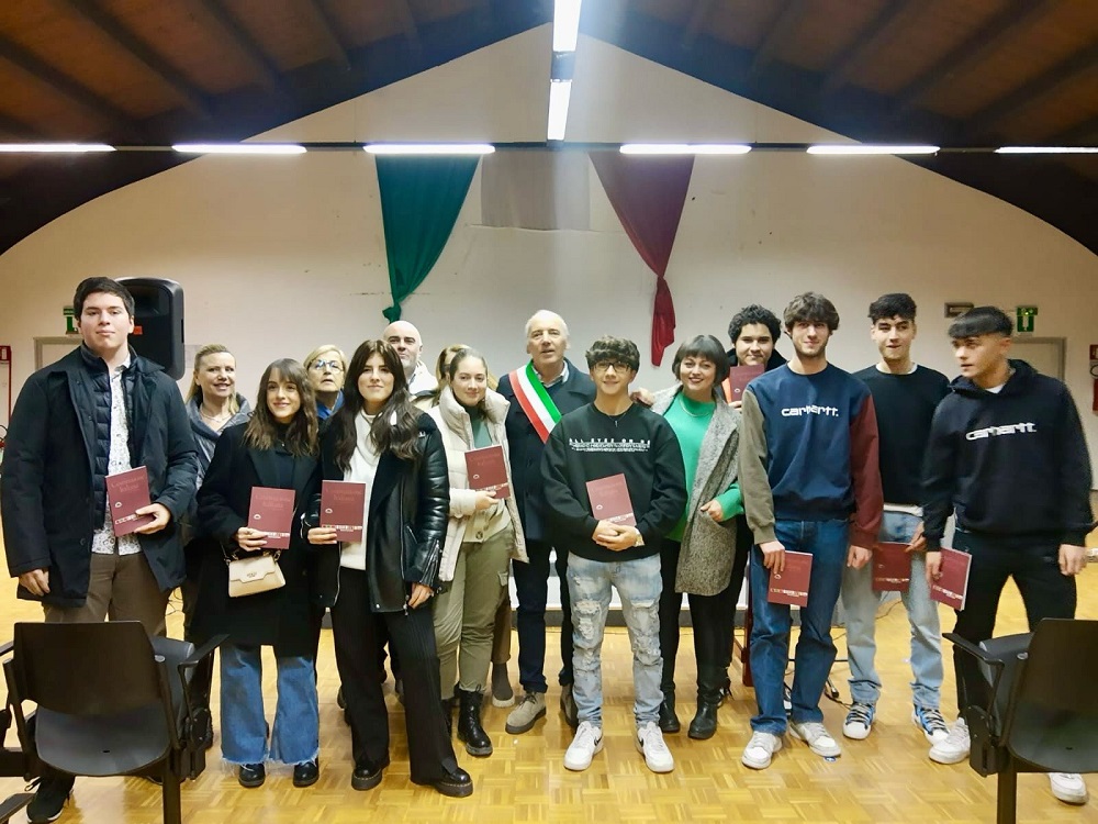 Consegnate copia della Costituzione Italiana ai neo diciottenni a Porto  Recanati - Radio Erre